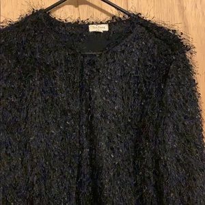 Teddy jacket with top closure.